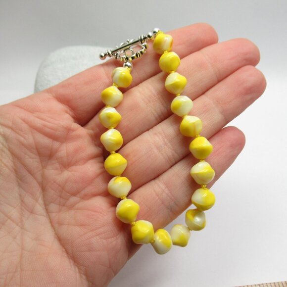 Uranium glass bead bracelet - Picture 5 of 13